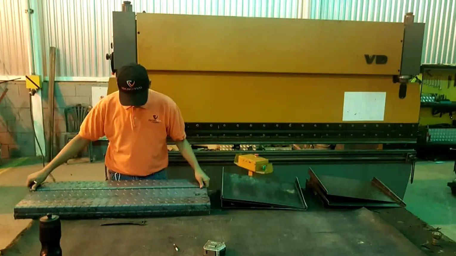 Doblado de piezas metálicas - Vista 2