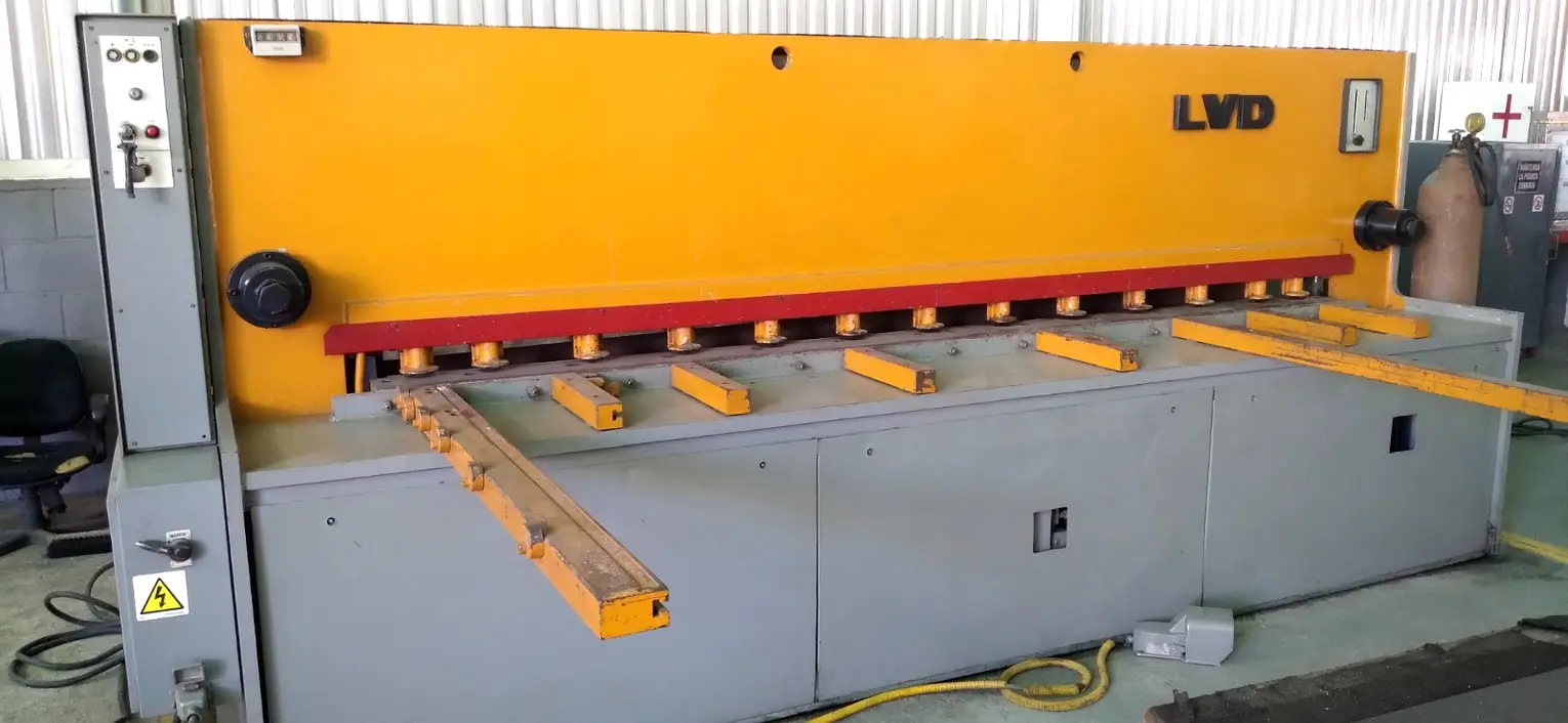 Doblado de piezas metálicas - Vista 3